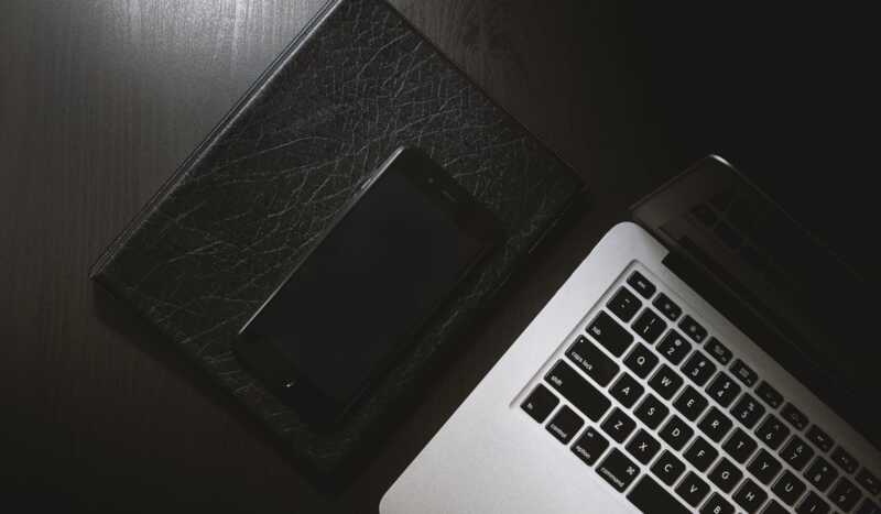 personne qui utilise son smartphone