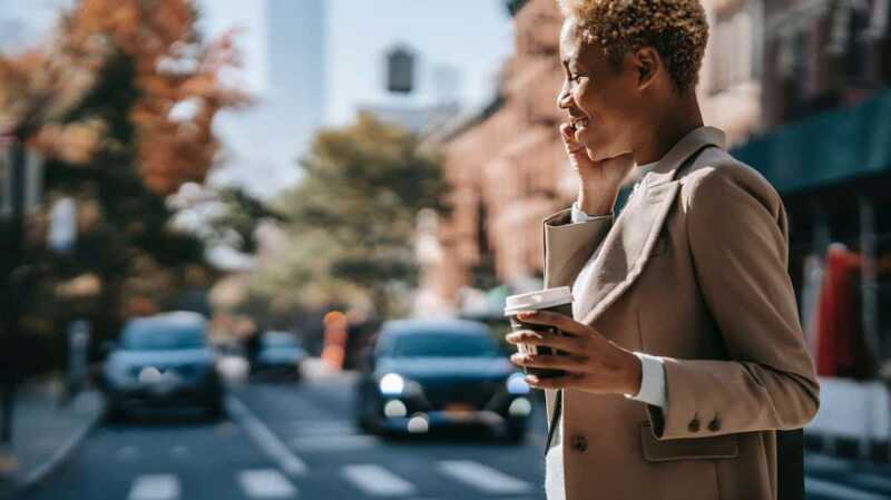 C'est voté : l’usage du smartphone est interdit dans l’espace public
