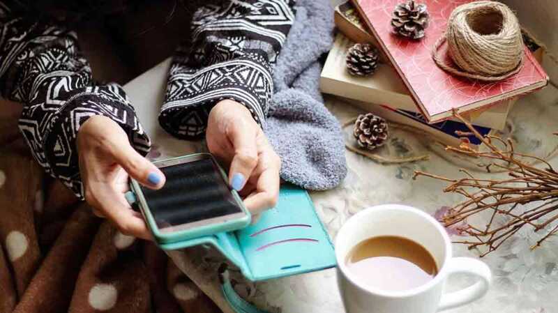 personne avec son smartphone