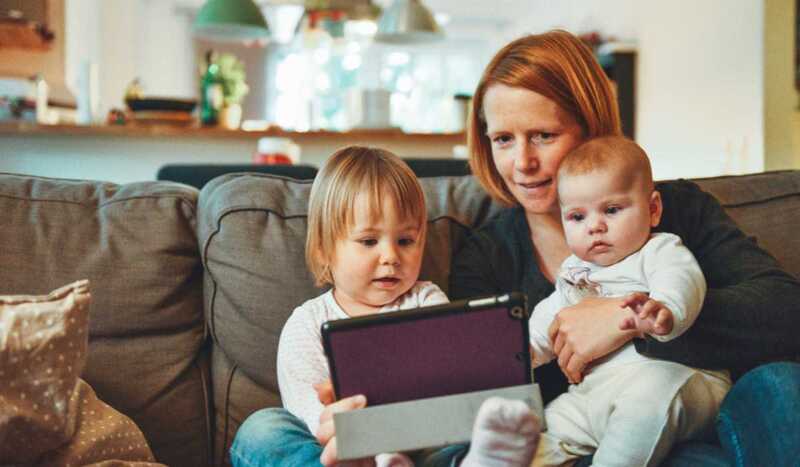 famille avec tablette
