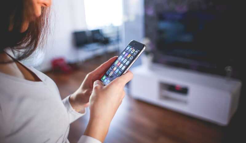 Duel de forfaits mobiles avec 80 Go de data : RED by SFR face à B&You