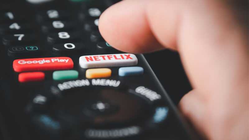 Et si vous optiez pour une box Internet avec Netflix inclus ? Zoom sur la box SFR Fibre Netflix en série limitée et sur la Freebox Delta de Free !