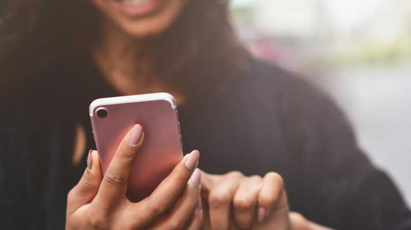 Gros plan sur les offres mobiles de B&You, des forfaits sans engagement à prix canon et sans condition de durée !