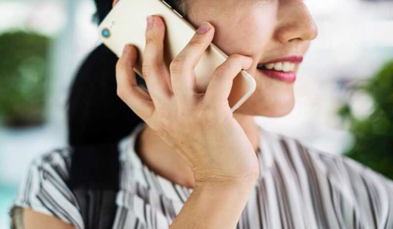 une femme au téléphone