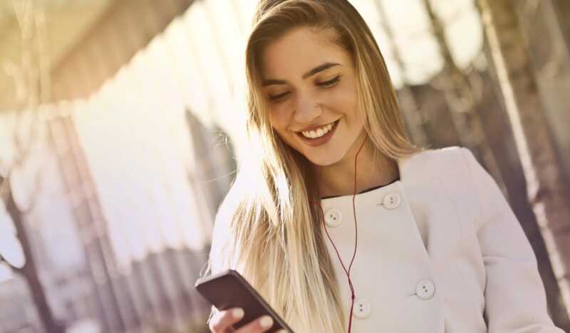 personne qui utilise son smartphone