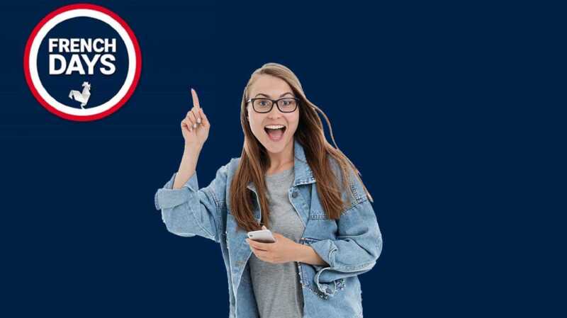 jeune femme contente avec son smartphone dans une main et un doigt en l'air