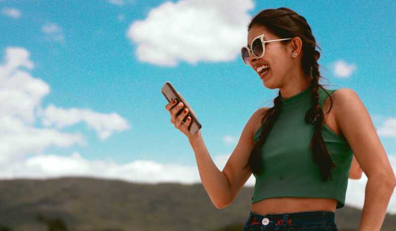 jeune femme avec un smartphone