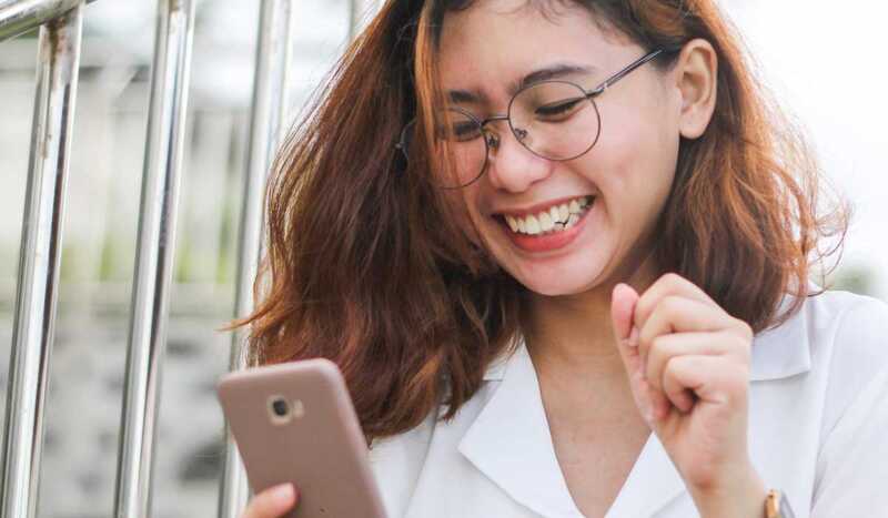 jeune femme contente avec un smartphone