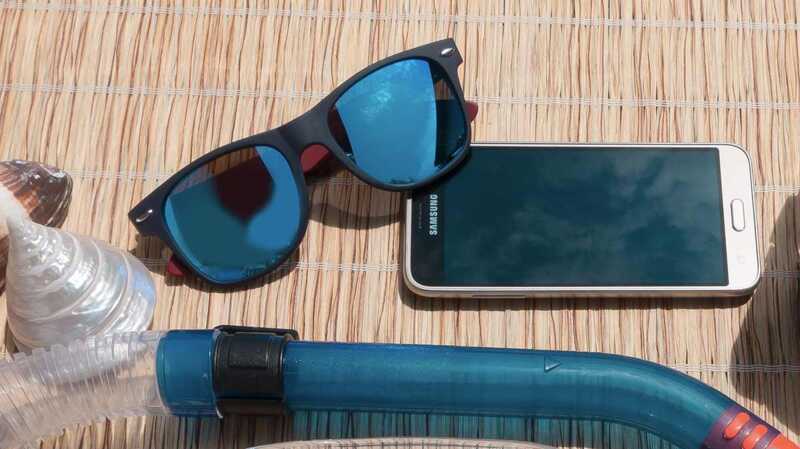 Un téléphone laissé au soleil peut mal fonctionner.