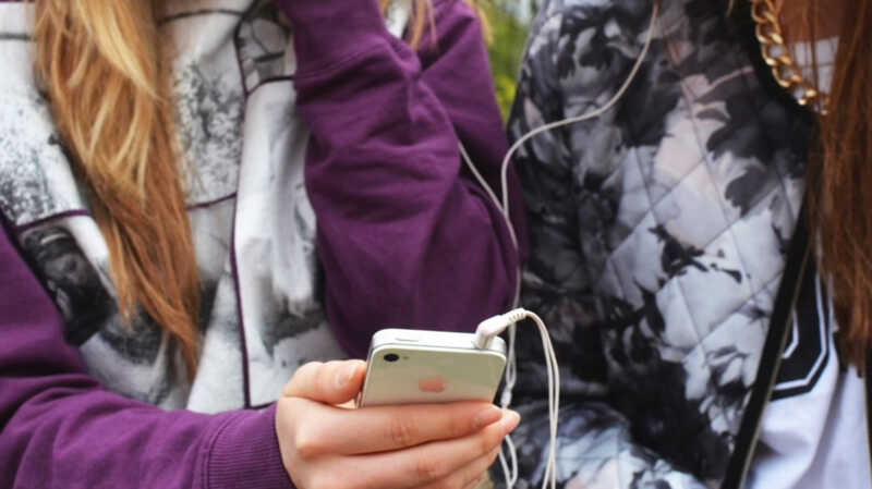 personne avec son smartphone apple