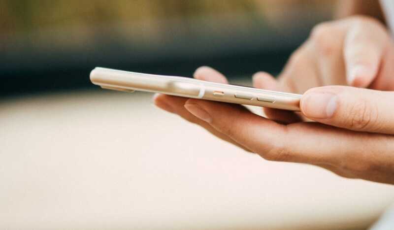 personne qui utilise son smartphone