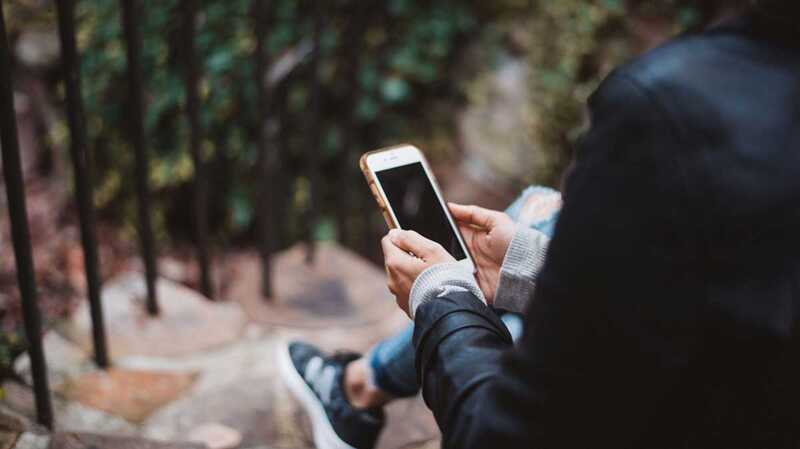jeune femme avec un smartphone
