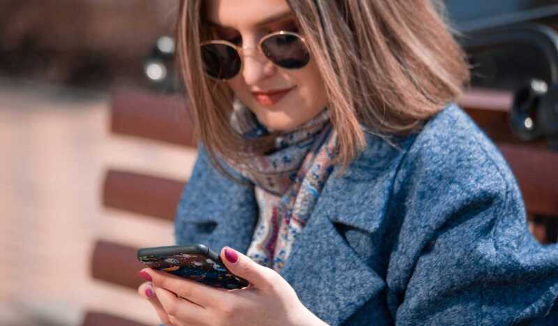jeune femme avec un téléphone