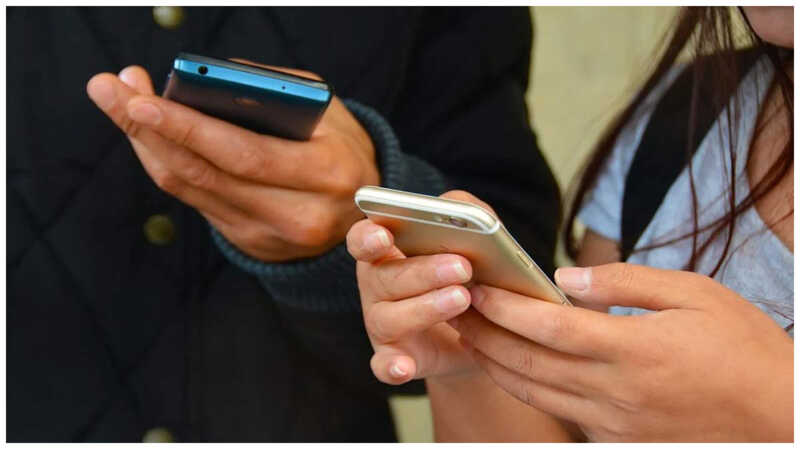Le duel de forfaits mobile 50 Go à 9.99€ par mois sans engagement et sans condition de durée