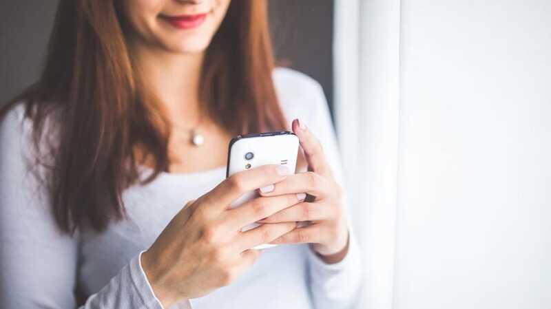 personne avec son smartphone