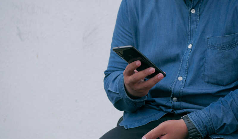 Quel forfait sans engagement à 100Go choisir entre RED by SFR et NRJ Mobile