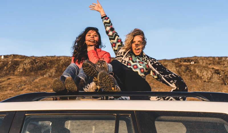 Les meilleurs forfaits sans engagement pour voyager avec les forfaits RED by SFR, Free et SOSH !