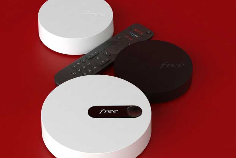 Boîtiers TV Free et télécommande sur fond rouge.