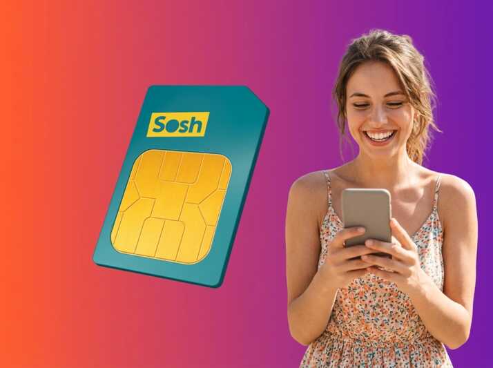 Carte SIM Sosh et femme souriante en tenue d'été consultant son smartphone sur fond dégradé.