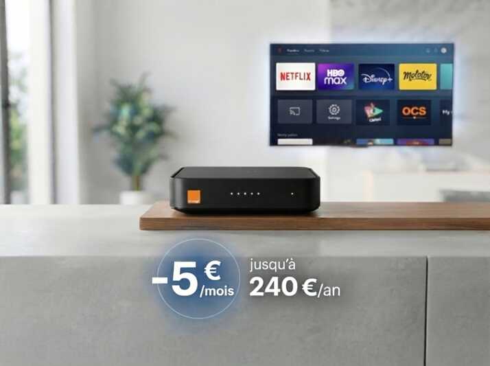 Décodeur TV Orange posé sur un meuble avec une télévision affichant des applications de streaming.