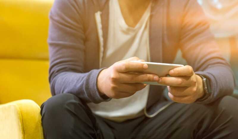 Quel forfait mobile à bas prix avec 60Go de 4G choisir : RED By SFR, La Poste Mobile ou SFR ? 
