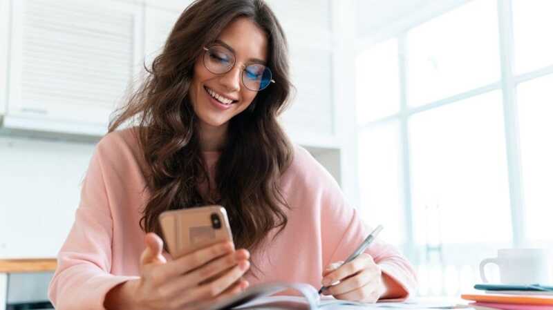 Jusqu'à 350 Go de 5G dès 7,99 €/mois : des forfaits mobiles à prix mini sur le réseau Orange !