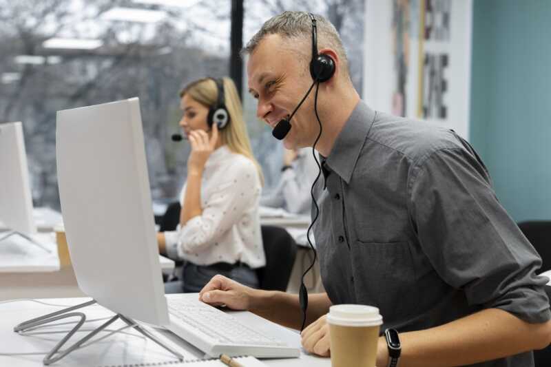 Des conseillers d'un service d'assistance sont au téléphone avec des clients