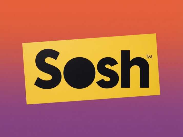 Logo Sosh noir sur rectangle jaune, sur fond dégradé de #e96443 vers #904e95.