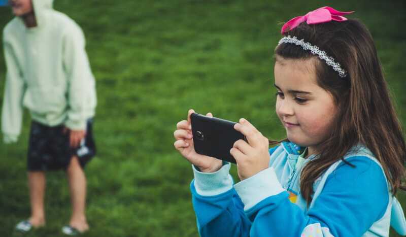 À quel âge offrir un smartphone à son enfant ? Pas trop tôt, disent les experts