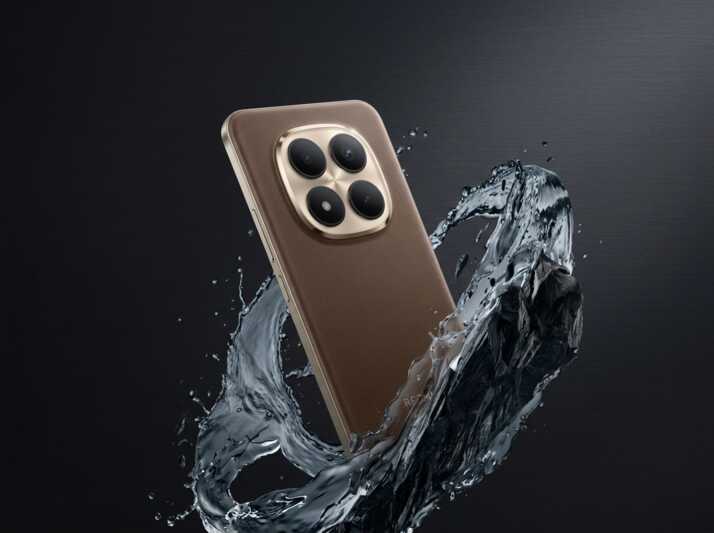 Smartphone Redmi avec dos en cuir marron et bloc photo circulaire, entouré d'éclaboussures d'eau sur fond noir.