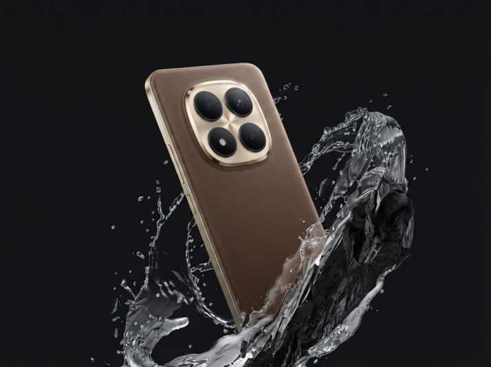 Smartphone Redmi avec dos en cuir marron et bloc photo circulaire entouré d'eau sur fond noir.