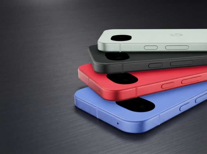 Quatre smartphones Google Pixel empilés de couleurs différentes sur un fond gris.