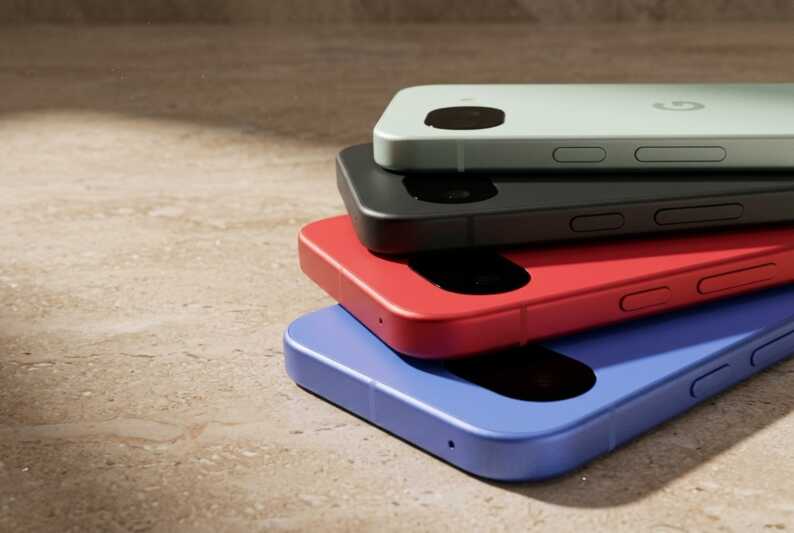 Quatre smartphones Google Pixel empilés sur une surface en pierre.