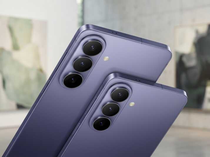 Deux smartphones violets avec triple capteur photo arrière sur fond neutre.