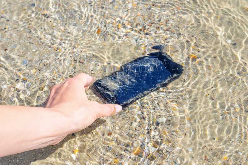 Smartphone tombé dans l'eau : les bons gestes à adopter