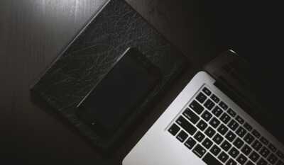 personne qui utilise son smartphone