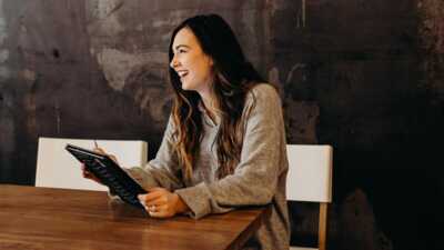 Bouygues Telecom, Free, Orange et SFR : le comparatif des box internet fibre avec TV incluse en promo dès 19,99 €