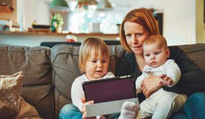 famille avec tablette
