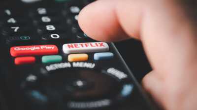 Et si vous optiez pour une box Internet avec Netflix inclus ? Zoom sur la box SFR Fibre Netflix en série limitée et sur la Freebox Delta de Free !