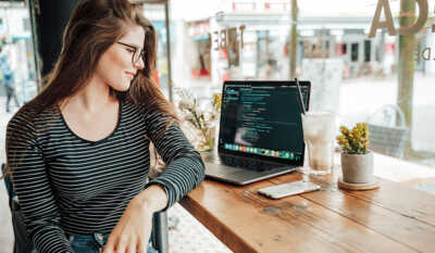 jeune femme dans un café avec son ordinateur