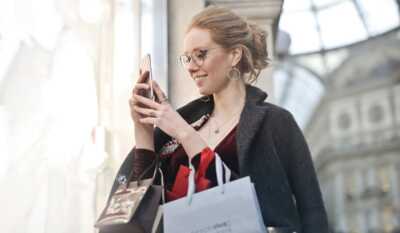 jeune femme qui consulte son mobile