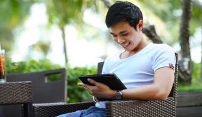 homme avec sa tablette dehors