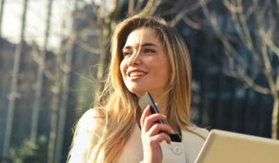 jeune femme avec son smartphone en main