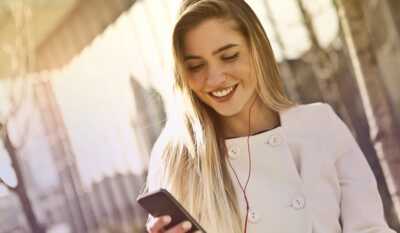 jeune femme avec son smartphone en main