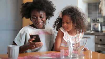 Top 4 des forfaits mobile 80 Go sans engagement de durée : Prixtel, RED by SFR, NRJ Mobile et B&You de Bouygues Telecom