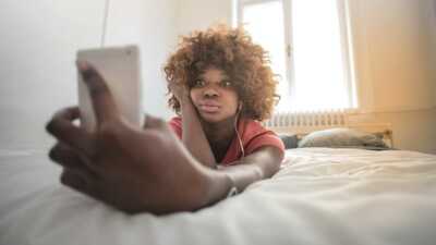 Quatre bons plans dès 6.99€ pour profiter d'un forfait mobile sans engagement avec 70Go de 4G