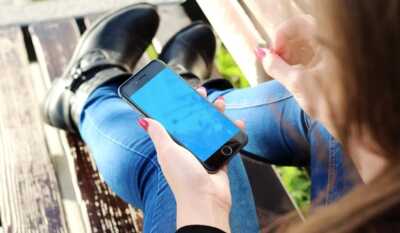 personne avec son smartphone