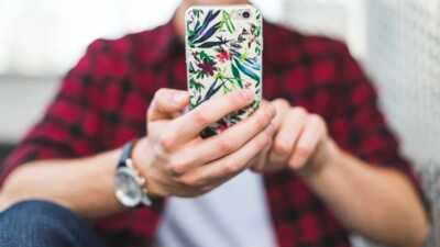 Face à face de 2 promos de forfaits illimités sans engagement 100 ou 110 Go à moins de 15€