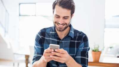 Gros plan sur les promos RED by SFR : des forfaits mobiles avec 20 à 200 Go d'Internet dès 7,99 € par mois seulement !