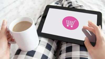 une tablette tactile avec un caddie pour marquer un intention d'achat